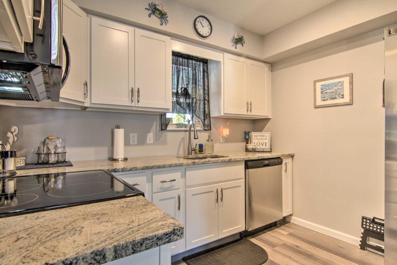 Airy Ocean City Condo On Canal Front With Deck! Eksteriør billede
